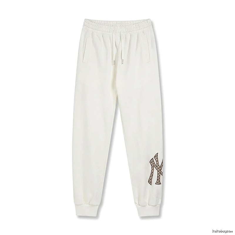 Fashionable white sweatpants of the MLB New York Yankees