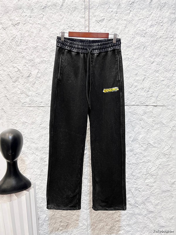 Minimal Cut And Understated Everyday Finish Straight Pants in Black