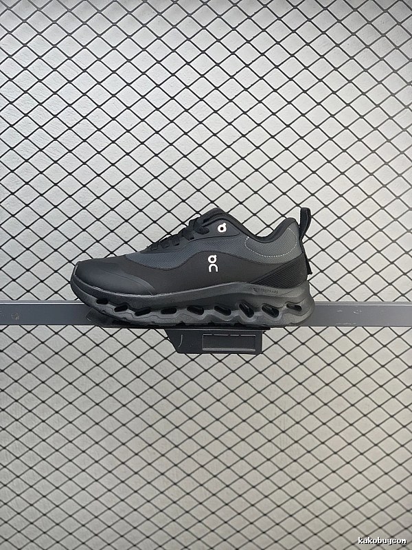 On Cloud Runners, Black and Technical Side Panels