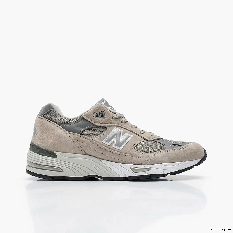 Retro-style gray-brown shoes of New Balance 990v3