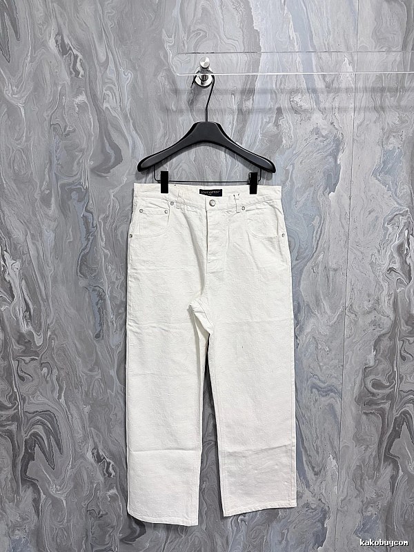 Straight Jeans with clean five-pocket look and relaxed leg - Travel